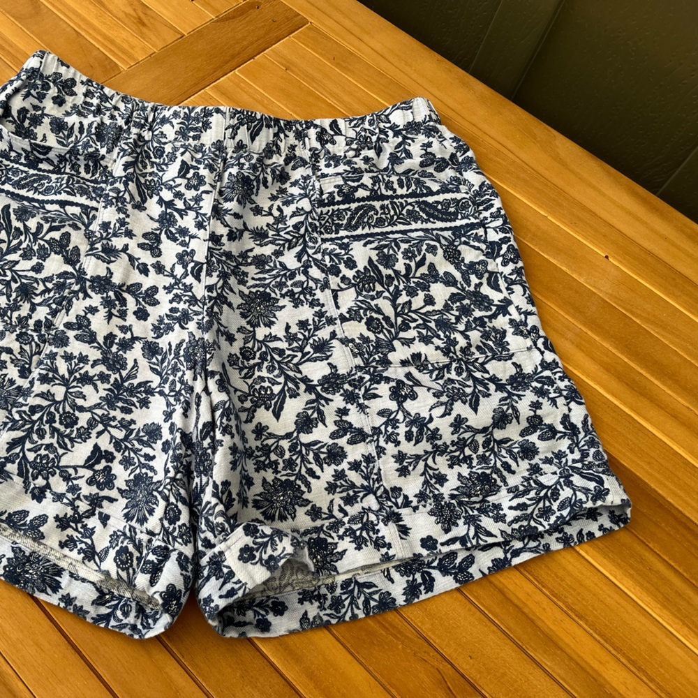 J. Jill Blue and White Floral Women Linen blend Shorts size Medium elastic waist